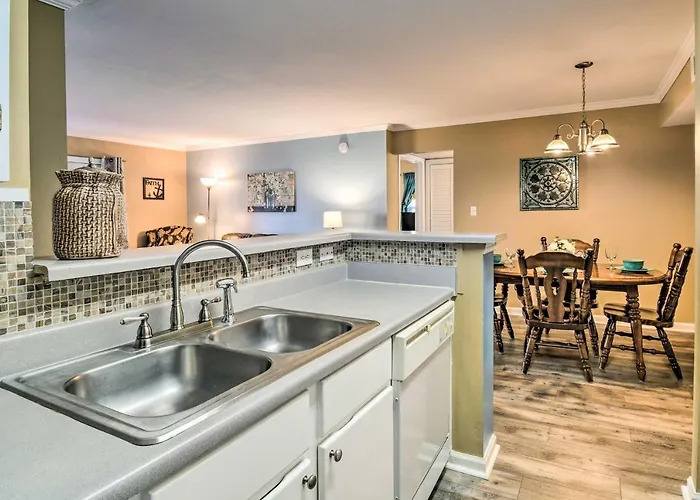 Holiday home 5 Mi To Beach: W/ Perks! Gulf Shores