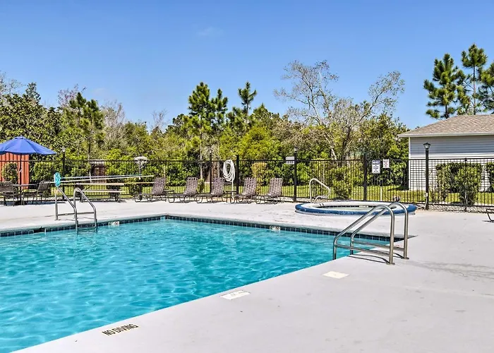 5 Mi To Beach: W/ Perks! Holiday home